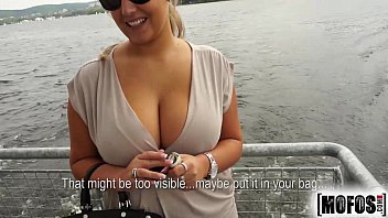 Boa mulher no videoporno fode na ponte