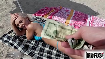 Loira no filmesporno mete por dinheiro na praia