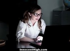 Novinha no blog porno fode na escola com o professor
